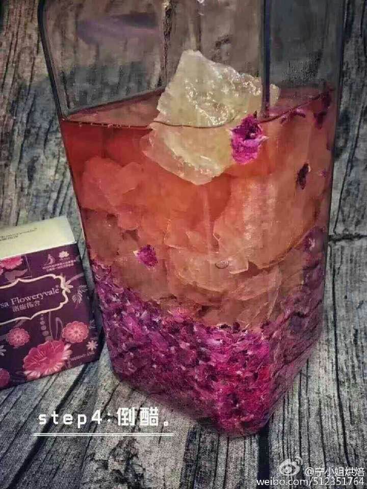 洛施❀玫瑰醋,先倒入部分<a style='color:red;display:inline-block;' href='/shicai/ 793'>米醋</a>,摇晃一下。