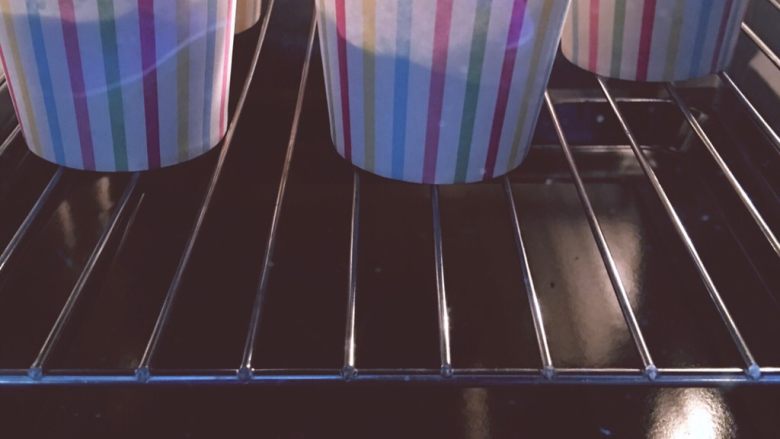 麦芬蜜豆粽,烤箱180度预热,中层,大约烤20-25min即可,7、8熟时可以迅速加盖锡纸防止上色过深