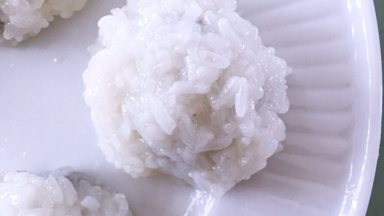 麦芬蜜豆粽,取适量<a style='color:red;display:inline-block;' href='/shicai/ 3614'>蜜豆</a>包入糯米当中,大约包五个糯米团子备用