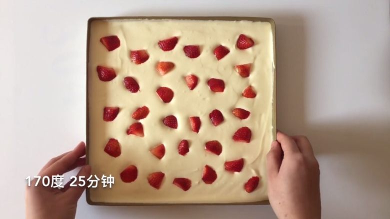 草莓三重奏蛋糕卷,均匀的铺在面糊上,170度烤25分钟左右
