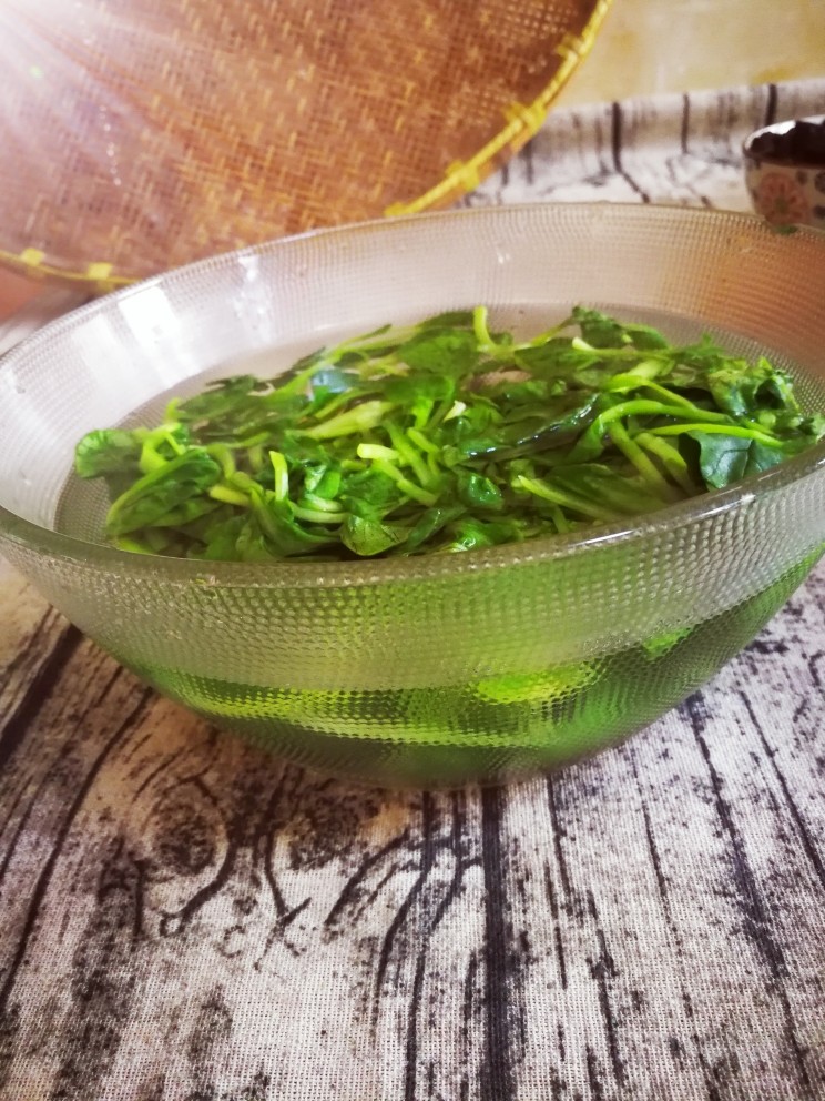 青菜猪肉饺子,30秒后取出,放入凉开水冷却