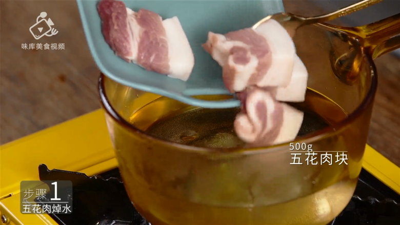 肥而不腻的扎肉,满足你大口吃肉的梦想,热锅倒750ml清水下入500g<a style='color:red;display:inline-block;' href='/shicai/ 428'>五花肉</a>