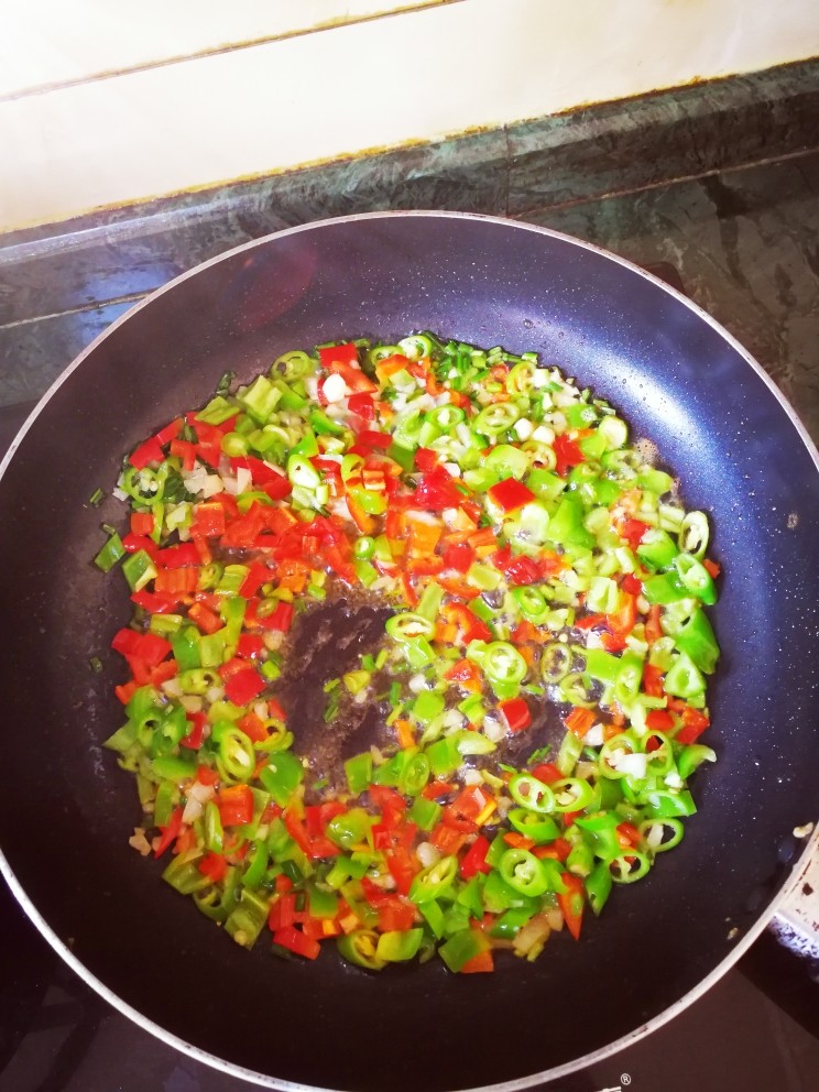 青菜猪肉饺子,热锅起油,倒入备用好的杭椒,青椒,<a style='color:red;display:inline-block;' href='/shicai/ 2795'>蒜头</a>,小葱,爆香