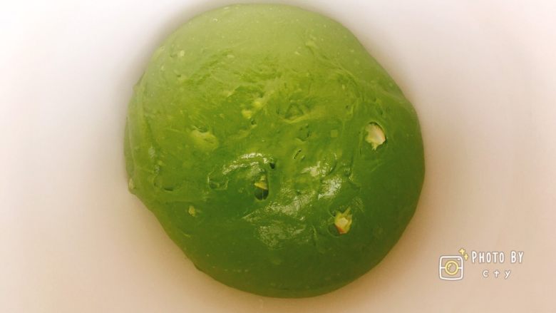 超级松软的荔枝抹茶软欧包,揉成团,盖上保鲜膜和湿布室温发酵一小时。