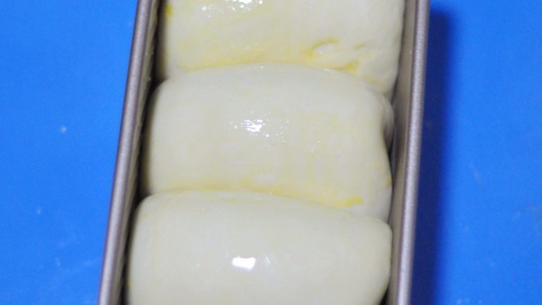 鸡肉杂蔬土司盒,放入烤箱中,加一碗热开水,并且使用发酵功能,发酵约50分钟左右,面团至两倍大,刷一层蛋液,预热好烤箱后,170烘烤40分钟。