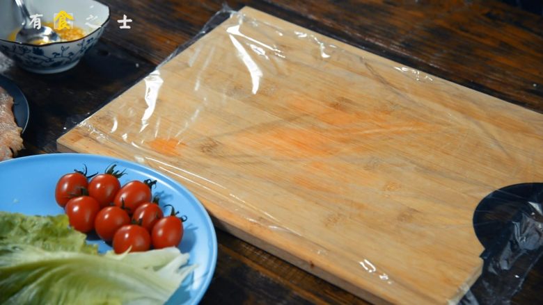 比“摔跤吧爸爸”更好吃的香煎鸡胸肉,在案板上铺上保鲜膜,