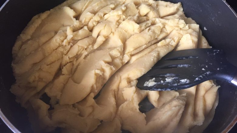家庭自制绿豆糕,慢慢的熬制,慢慢的绿豆泥就变得厚实起来;