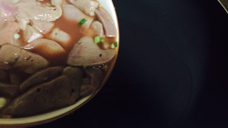 青椒炒猪肝,锅内入油,油热后下入猪肝迅速爆炒,炒至猪肝发白捞出,个别有血色也无所谓
