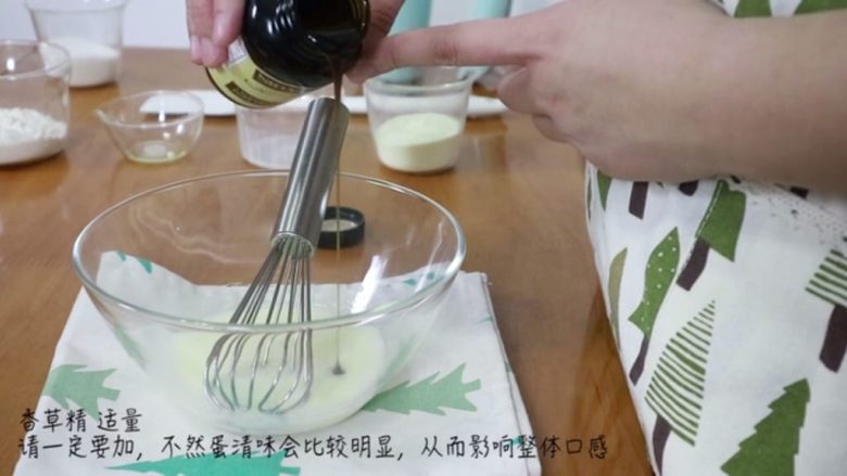 天使蛋糕卷,混合均匀后倒入少量香草膏,用来去蛋腥味