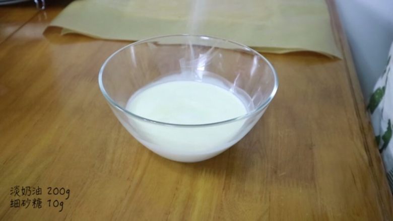 天使蛋糕卷,<a style='color:red;display:inline-block;' href='/shicai/ 8197'>淡奶油</a>中加入细砂糖,打发至稍硬状态