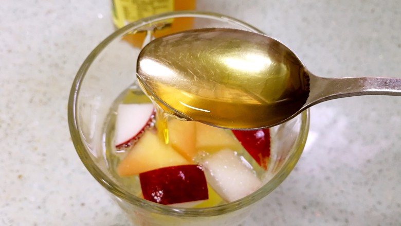 水果蜜茶海盐奶盖,加一勺<a style='color:red;display:inline-block;' href='/shicai/ 865'>蜂蜜</a>,调匀。