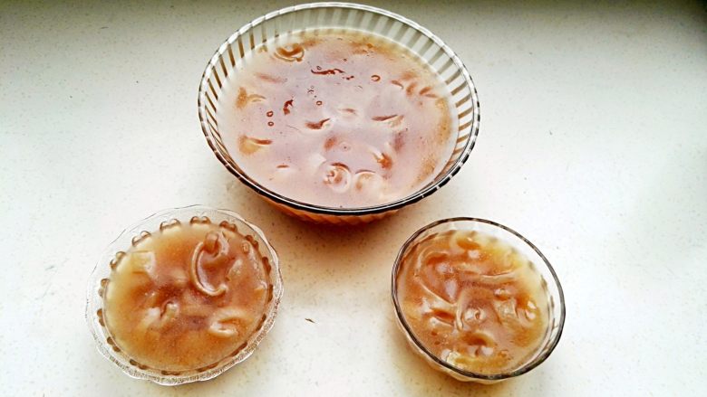 砂锅水晶猪皮冻,熬好的皮冻倒盆里或模具中,快凝固时用勺搅几下,猪皮分布均匀,不搅也可,只是上下分层明显些。