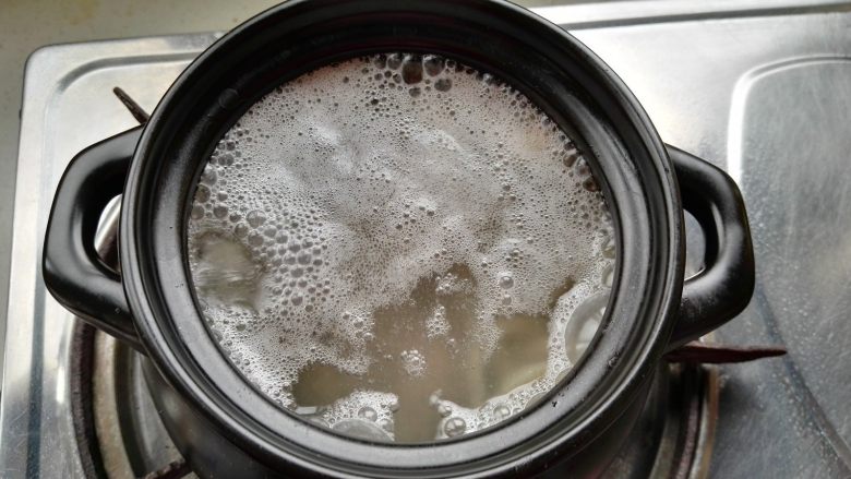 彩色猪皮冻, 砂锅锅内添水(水大约是猪皮的三倍),放入100克猪皮、料盒、放点料酒。大火烧开撇净浮沫及浮油,盖盖转最小火熬30分钟。
