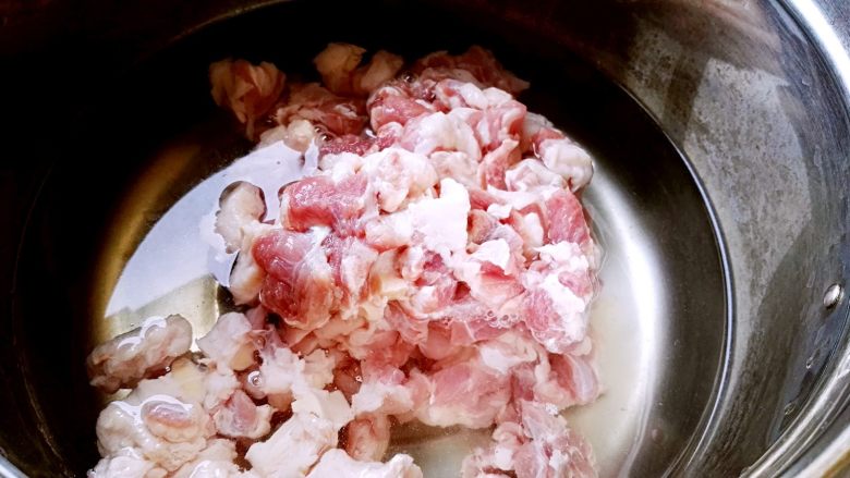 砂锅炖羊肉,另取一个锅放冷水,放入羊肉大火烧开。