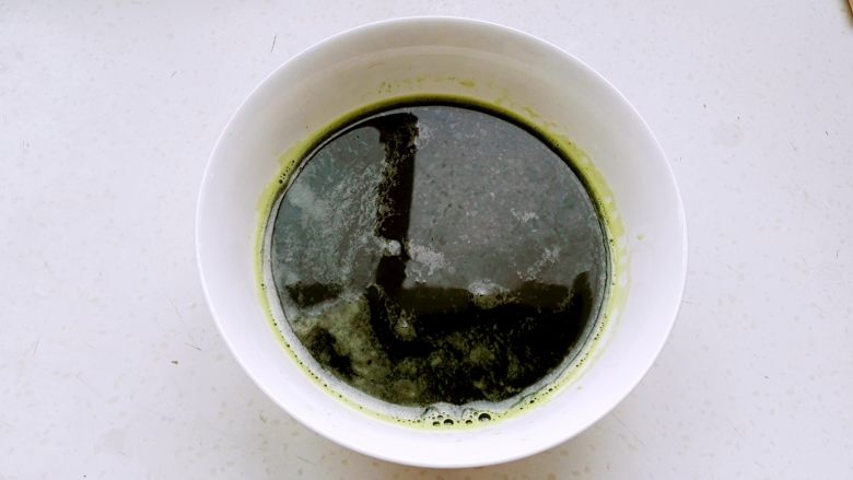 百变面食之翡翠凉皮（不洗面简易版）, 焯<a style='color:red;display:inline-block;' href='/shicai/ 156925'>水</a>后的菠菜加盐、一滴油用果汁机榨汁过滤备用。
