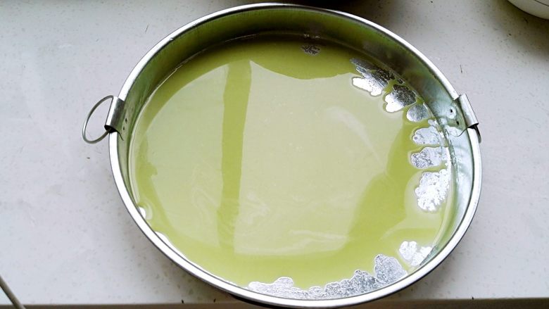 百变面食之翡翠凉皮（不洗面简易版）,凉皮罗罗用油刷刷一层<a style='color:red;display:inline-block;' href='/shicai/ 847'>香油</a>(或其它熟油防粘好揭)、倒入浆液，轻轻晃匀（薄厚你做几张就掌握住了，随意哈)。