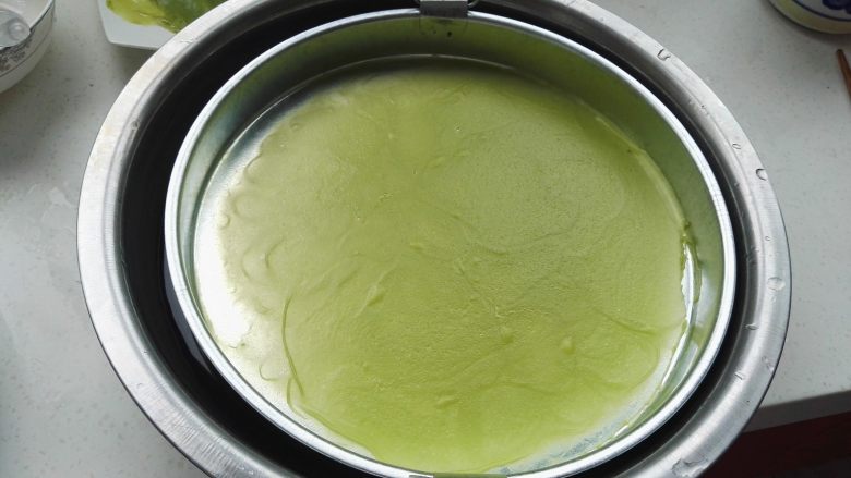 百变面食之翡翠凉皮（不洗面简易版）,取出，把凉皮罗罗放入凉水盆中，过凉（我用两个筷子挑的罗罗耳环，注意防烫哈)。
