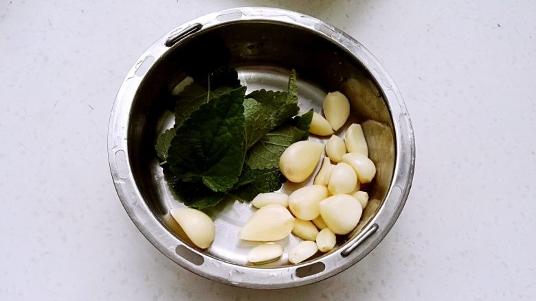 百变面食之翡翠凉皮（不洗面简易版）,藿香、蒜瓣淘洗干净。
