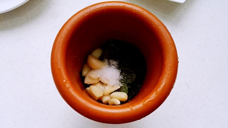 百变面食之翡翠凉皮（不洗面简易版）, 放蒜臼中加盐。