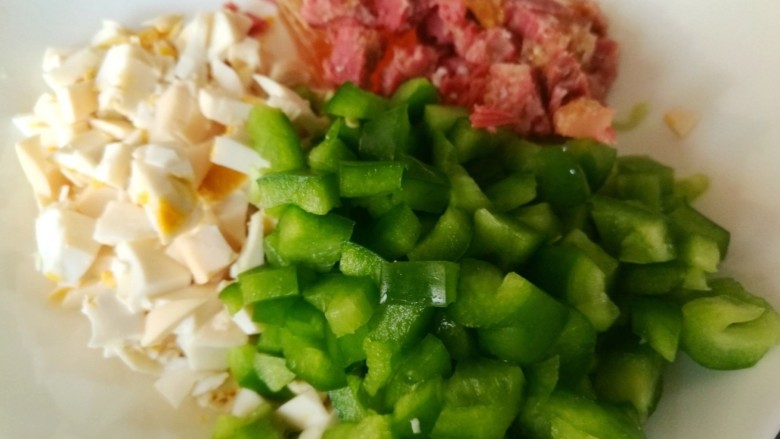 咸鸭蛋炒肉粽,蛋白切丁，牛肉和<a style='color:red;display:inline-block;' href='/shicai/ 61'>青椒</a>切丁