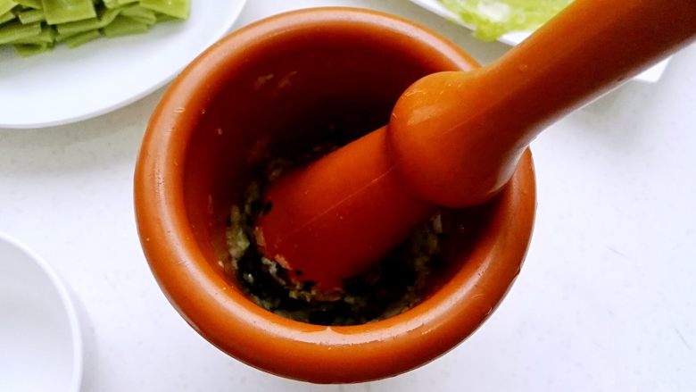 百变面食之翡翠凉皮（不洗面简易版）, 捣成泥。加醋、<a style='color:red;display:inline-block;' href='/shicai/ 788'>生抽</a>、香油、<a style='color:red;display:inline-block;' href='/shicai/ 141794'>花生芝麻酱</a>、辣椒油调成料汁。