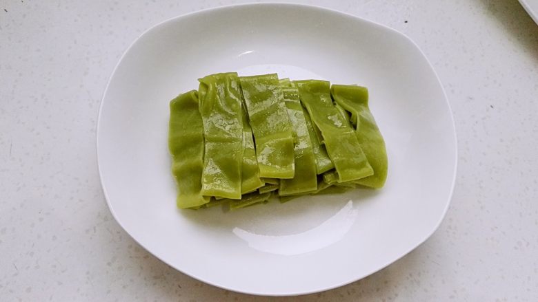 百变面食之翡翠凉皮（不洗面简易版）,凉皮切条装盘。