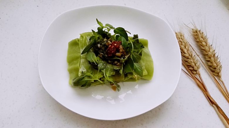 百变面食之翡翠凉皮（不洗面简易版）,放上<a style='color:red;display:inline-block;' href='/shicai/ 54'>黄瓜</a>丝、荊芥、料汁拌匀。