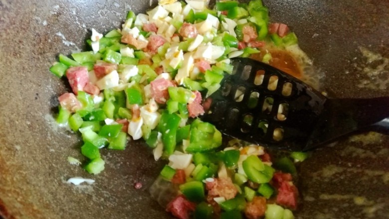 咸鸭蛋炒肉粽,另起油锅翻炒青椒蛋黄牛肉丁。