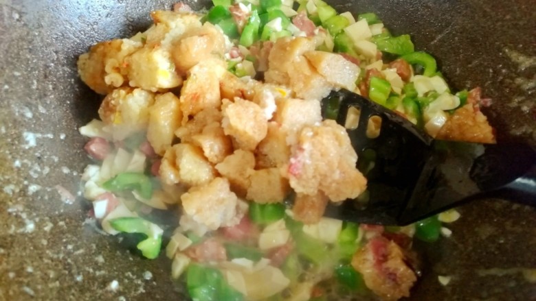 咸鸭蛋炒肉粽,加入粽块一起翻炒。