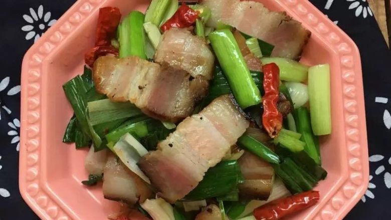 腊肉炒青蒜：一家做肉百家香,出锅享用