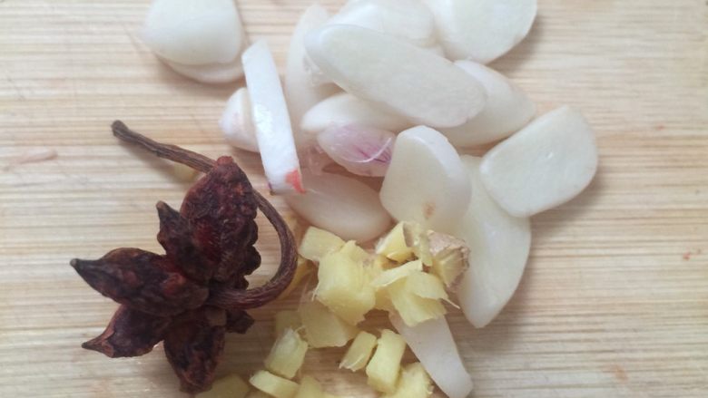 红烧鸡翅,准备好的姜蒜<a style='color:red;display:inline-block;' href='/shicai/ 695'>八角</a>放入锅中