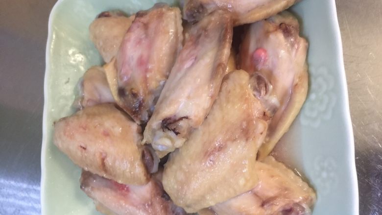 红烧鸡翅,<a style='color:red;display:inline-block;' href='/shicai/ 96'>鸡翅</a>洗净焯水，去掉血水