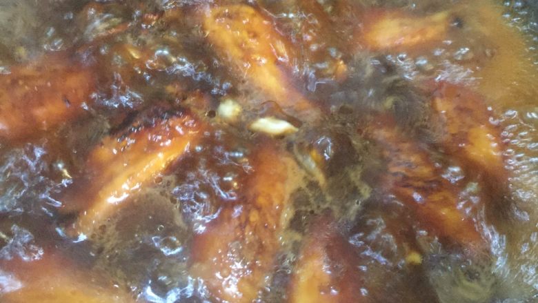 红烧鸡翅,加入温水，没过鸡翅大火炖开。拧小火20分钟