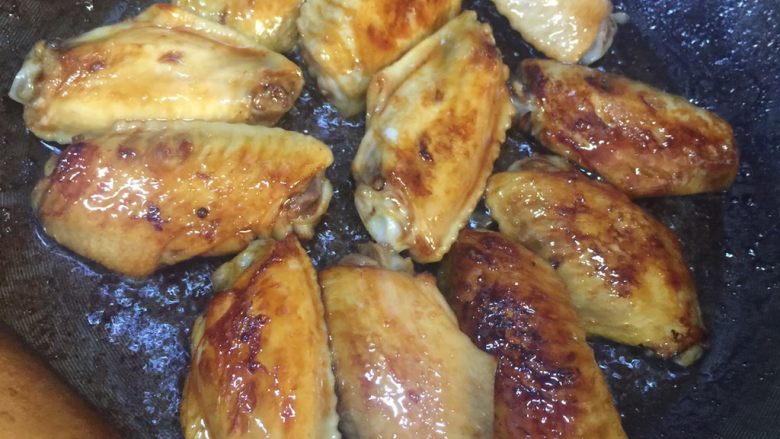 红烧鸡翅,加入鸡翅翻炒至鸡翅裹上颜色