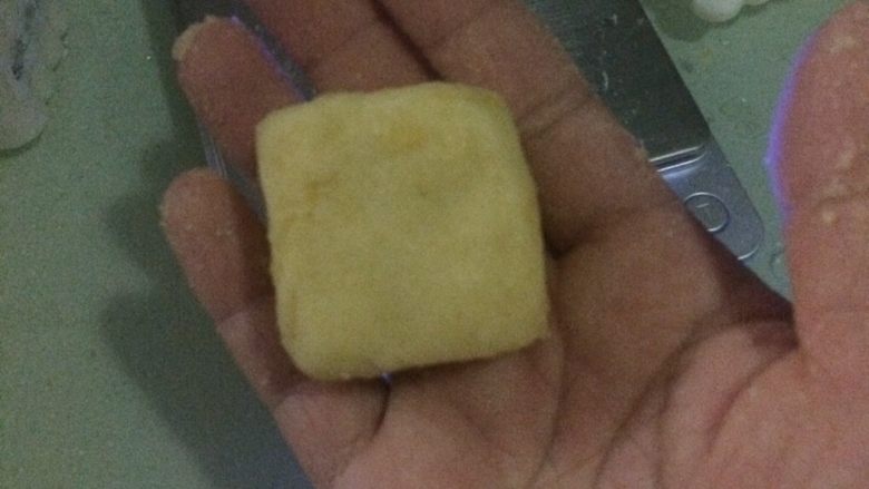 绿豆糕,捏成方形