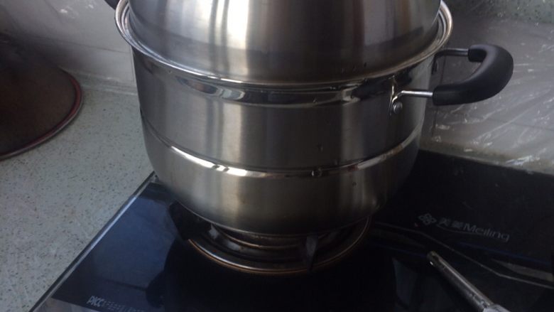 绿豆糕,蒸熟后 待稍微晾后 戴手套 搅匀