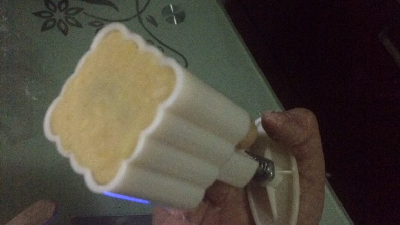 绿豆糕,模具刷少量油 放进去 按平