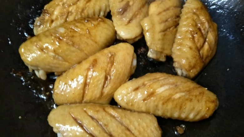 可乐鸡翅,<a style='color:red;display:inline-block;' href='/shicai/ 6843'>翅中</a>前后划两刀(更入味)油煎至两面金黄，加入<a style='color:red;display:inline-block;' href='/shicai/ 692'>酱油</a>。