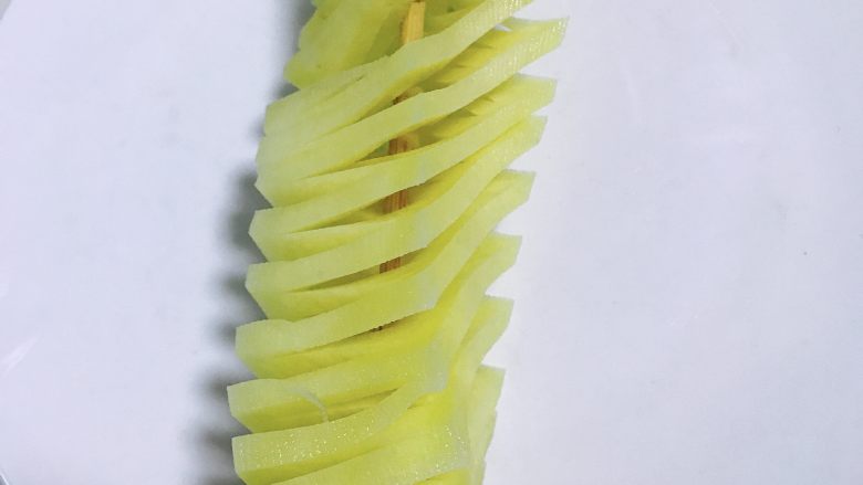 炸薯塔,用竹签串起来