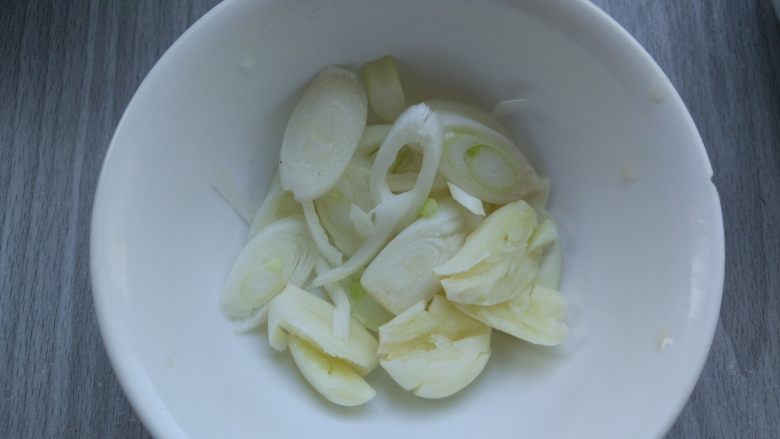 麻辣炒猪肚,切大葱,将大蒜拍碎