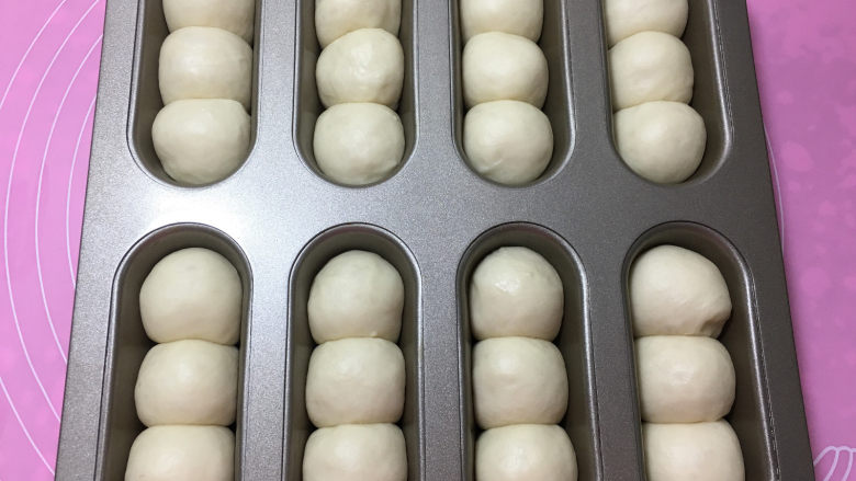 杏仁片小面包,放入烤箱进行二次发酵,时间为30分钟。(在烤箱中放入一碗温<a style='color:red;display:inline-block;' href='/shicai/ 156925'>水</a>, )这是发好的状态。