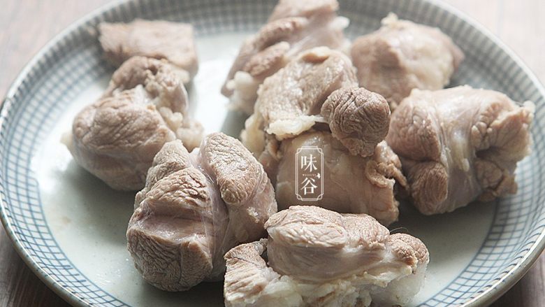 木瓜苹果瘦肉汤,煮开后肉的血水出来了。然后把猪腱肉捞出来冲洗,去掉浮沫后待用。