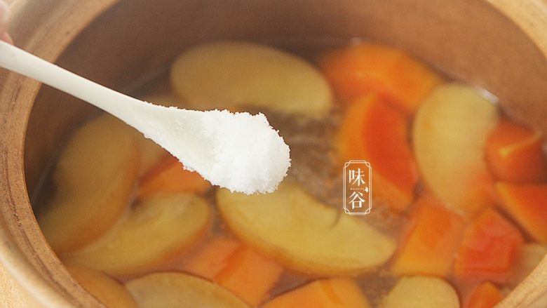 木瓜苹果瘦肉汤,关火前加入适量的食盐调味;