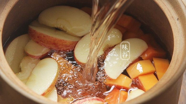 木瓜苹果瘦肉汤,放入适量清水。(水量:大约2L左右)盖上锅盖。