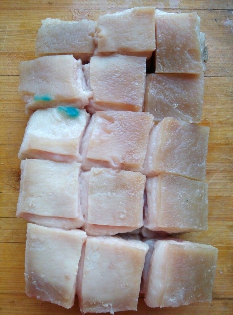 家常东坡肉,捞出,切成大块