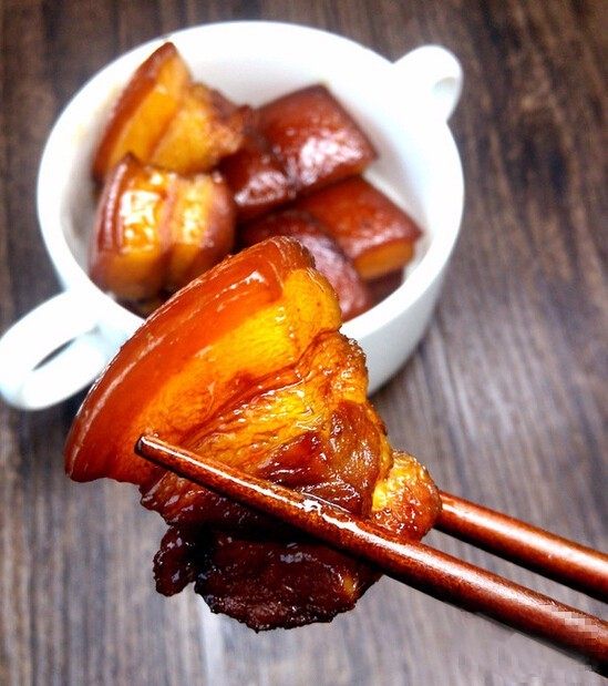 家常东坡肉,竹箅子我用的是以前的寿司帘,新买了个寿司帘,旧的就剪小垫底用,防止肉块落底糊锅。