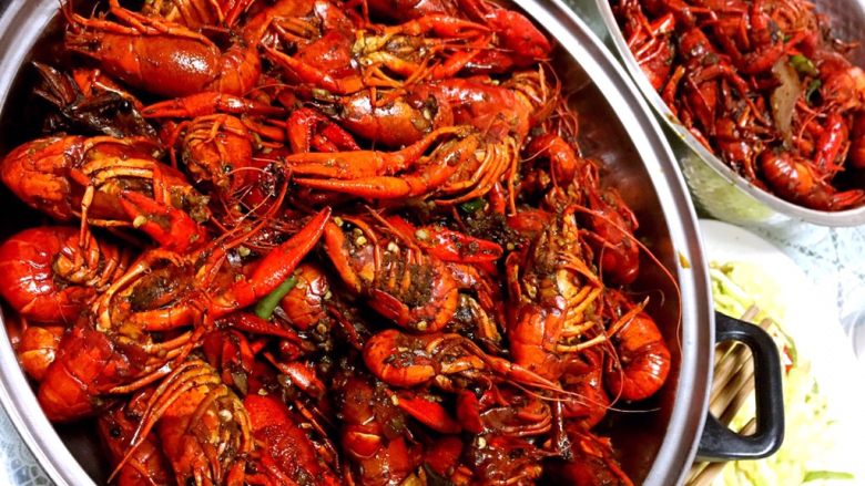 秘制麻辣小龙虾,我做饭没什么来路,全凭摸索感觉尝试,大家可以根据自己的口味增减用量,多做几次,会找到自己和家人喜欢吃的口味,家人的满意,是我做饭的动力。