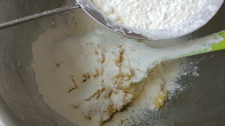 迷你水果挞,筛入100克低筋粉,轻揉成团,以免出筋。