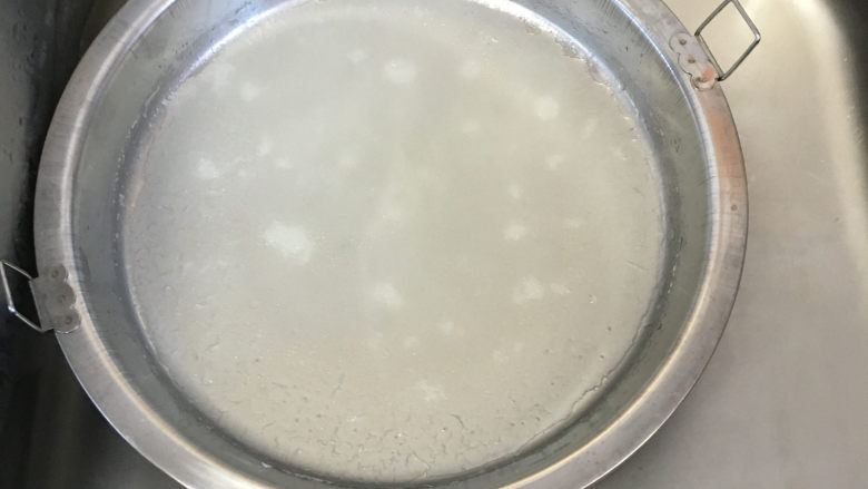 自制凉皮(洗面版),取出啰啰放入提前准备好的凉水盆里进行降温。