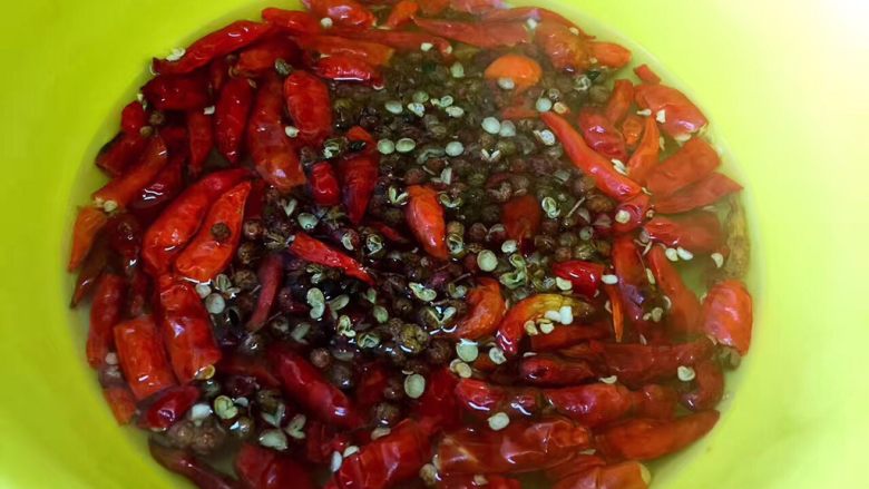 重口味清新基围虾,然后,备料,切碎一些番茄。备上花椒辣椒水,里面还可以放一点点八角,肉桂等爱用的调料。起锅,放油,放入切碎番茄炒制后,放入腌制基围虾时里面的葱姜蒜辣椒花椒炒香(我是为了节省不浪费材料),放入腌制好的基围虾,爆炒一会,然后倒入腌制时里面的料汁,挤入一些柠檬汁,放入些适量花椒辣椒水,盖上锅盖焖制。待收些汁后,尝味,起锅。